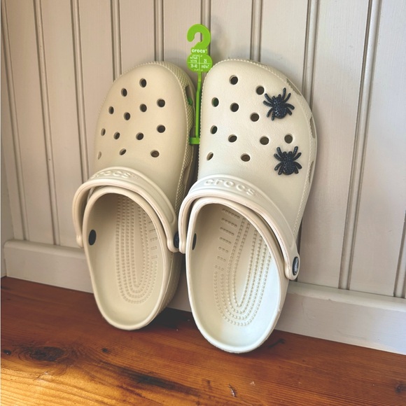 CROCS Women’s Clogs with Spider Accents Color Bone Halloween Witch Jibbitz - Picture 1 of 5